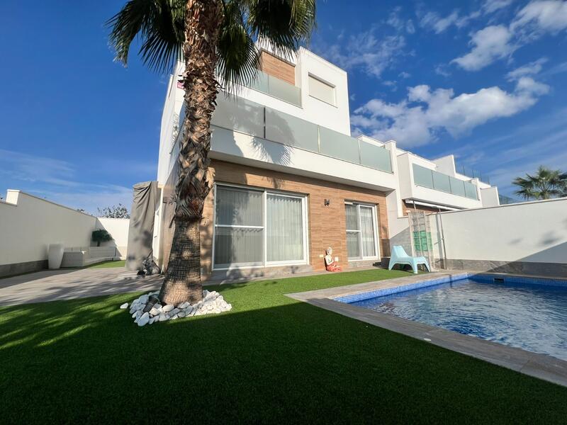 Villa en venta en Pilar de la Horadada, Alicante