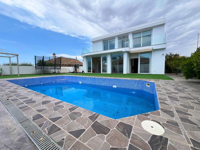 Villa en venta en La Marina, Alicante