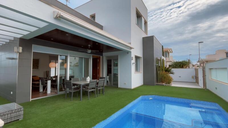 Villa à vendre dans Mil Palmeras, Alicante