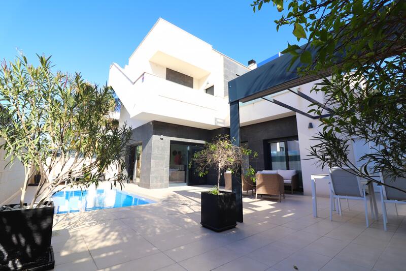 Villa for sale in Benijófar, Alicante