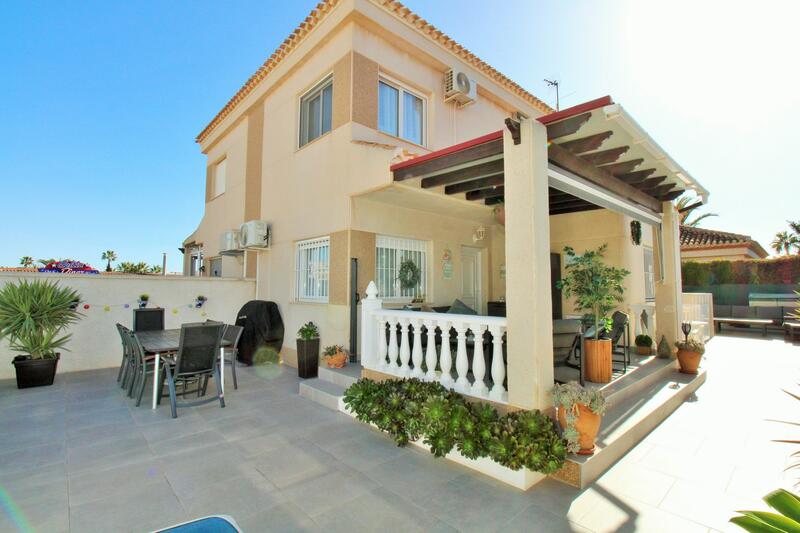 Villa en venta en Playa Flamenca, Alicante