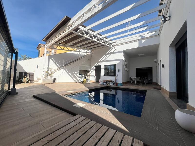 Villa en venta en Torre de la Horadada, Alicante