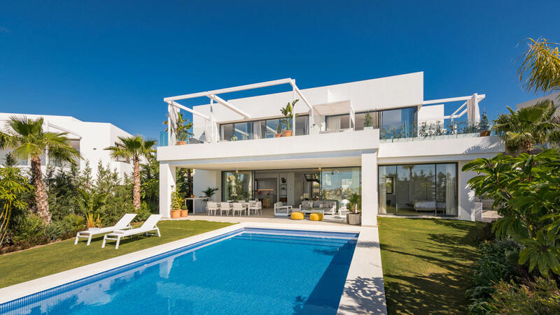 Villa en venta en Cabopino, Málaga
