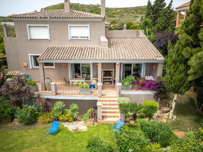 Villa for sale in La Duquesa, Málaga