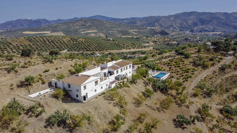 Villa for sale in Riogordo, Málaga