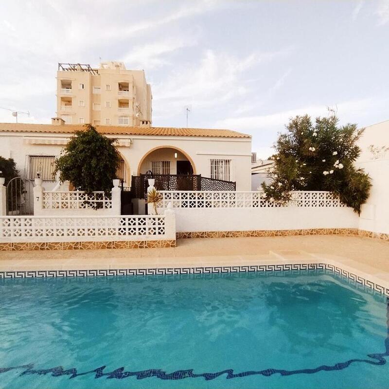 Villa en venta en Torrevieja, Alicante