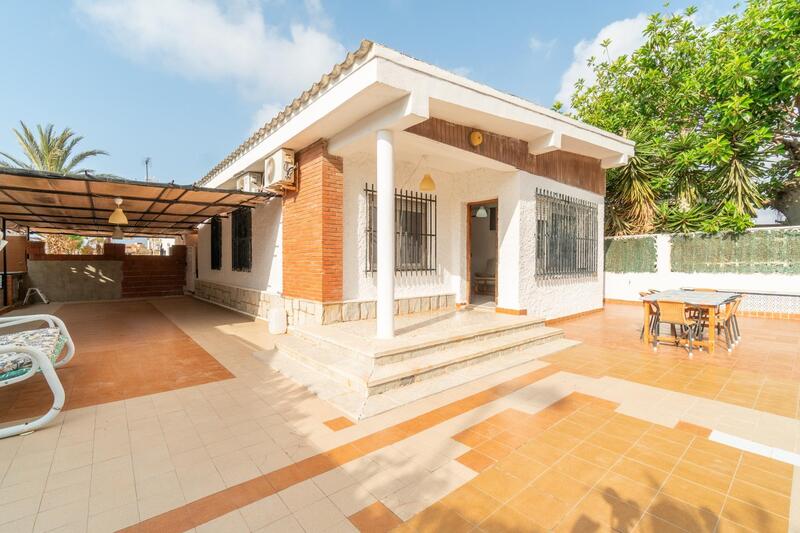 Villa en venta en Torrevieja, Alicante