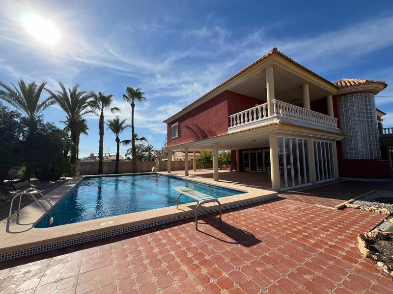 Villa à vendre dans Torrevieja, Alicante