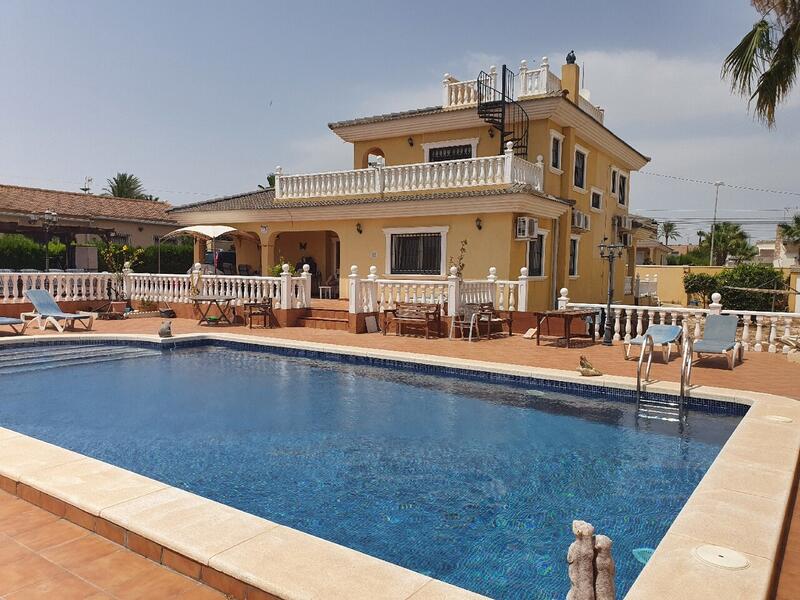 Villa til salg i Los Balcones, Alicante