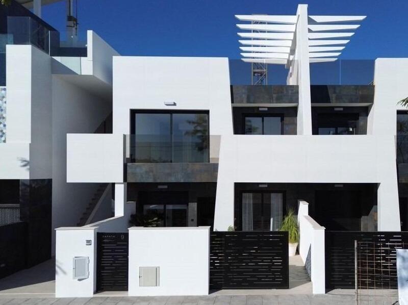 Villa en venta en Pilar de la Horadada, Alicante