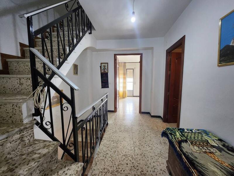 8 bedroom Townhouse for sale