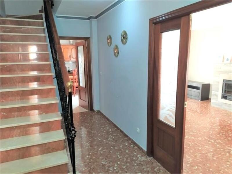 4 bedroom Townhouse for sale