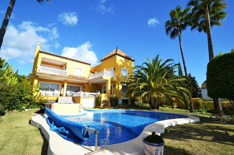 Villa en venta en El Paraiso, Málaga