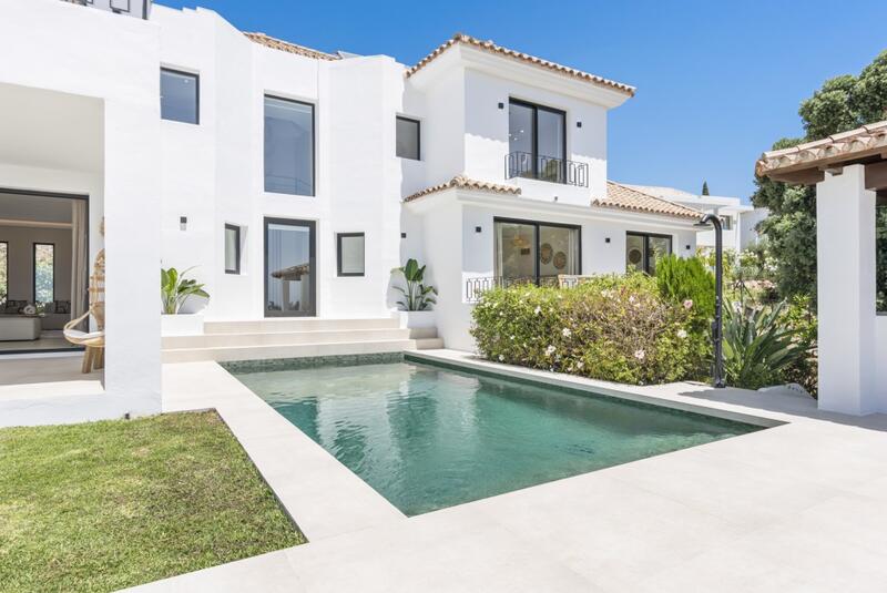 Villa for sale in El Paraiso, Málaga