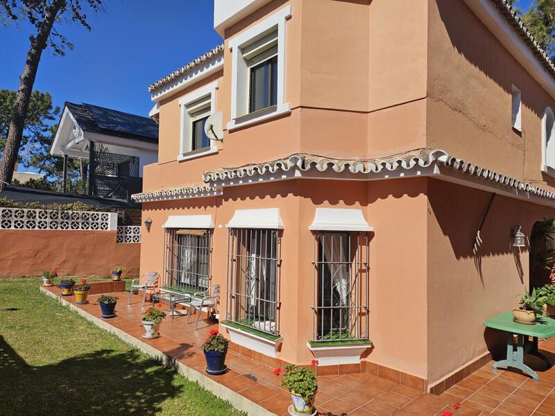 Villa for sale in Cabopino, Málaga