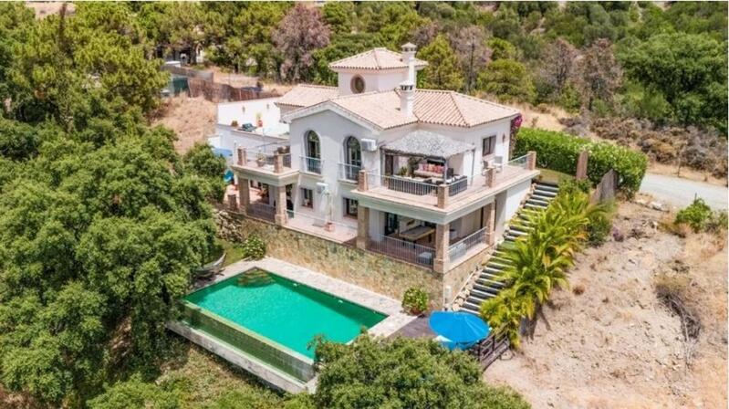 Villa for sale in Estepona, Málaga