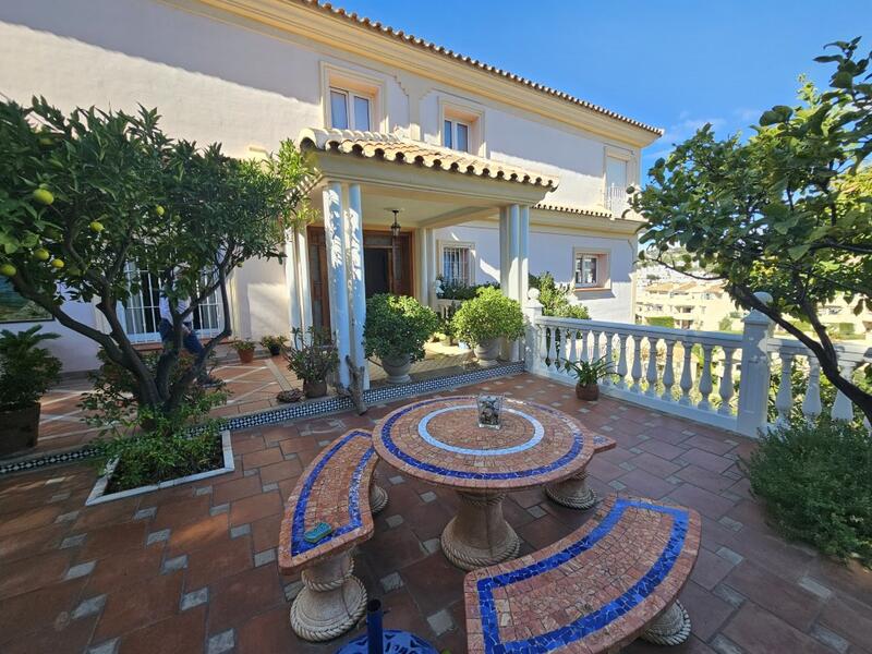 6 bedroom Villa for sale