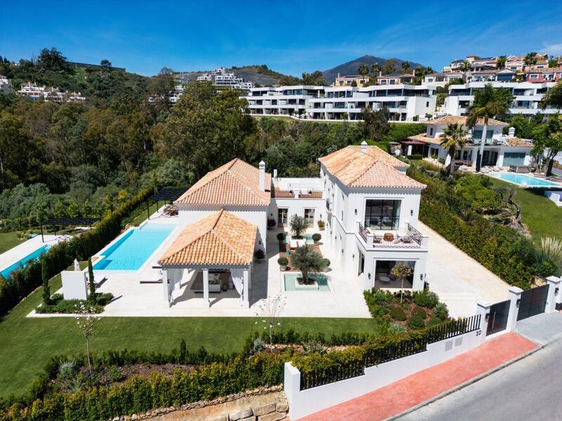 Villa for sale in Nueva Andalucia, Málaga