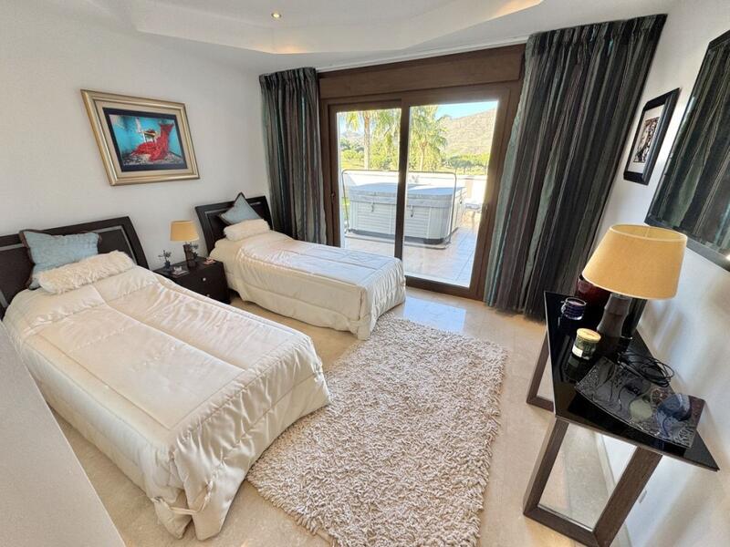 5 bedroom Villa for sale